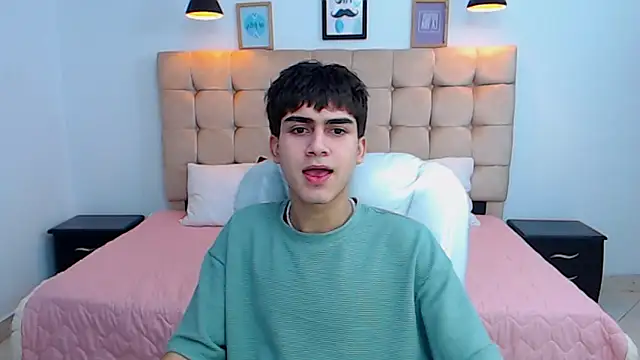 Snapshot of Tommy18__ chatting on January 14, 2025, 6:02 am Tommy18 online show from January 14, 2025, 6:02 am