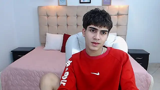 Snapshot of Tommy18__ chatting on January 15, 2025, 6:12 am Tommy18 online show from January 15, 2025, 6:12 am