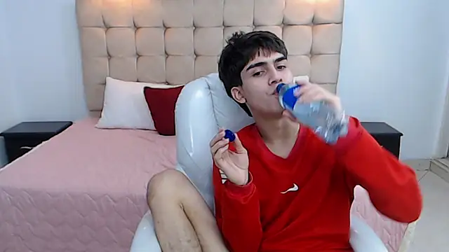 Snapshot of Tommy18__ chatting on January 15, 2025, 12:15 pm Tommy18 online show from January 15, 2025, 12:15 pm