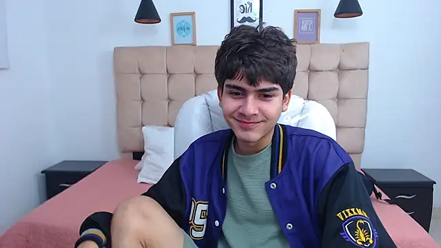 Snapshot of Tommy18__ chatting on February 7, 2025, 6:35 am Tommy18 online show from February 7, 2025, 6:35 am
