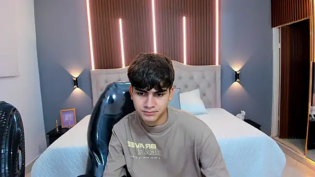 Snapshot of Tommy18__ chatting on September 16, 2025, 3:29 am Tommy18 online show from September 16, 2025, 3:29 am