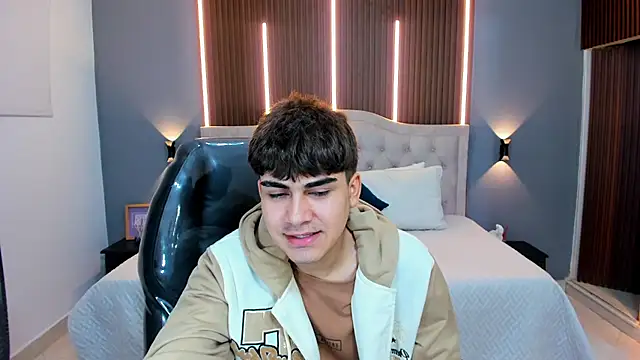 Tommy18   online show from October 11, 2025, 3:39 am