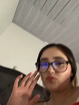 Snapshot of LunaShine_ chatting on January 24, 2025, 12:42 am LunaShine online show from January 24, 2025, 12:42 am