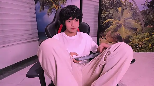 AllanYong18 online show from February 6, 2025, 4:53 am