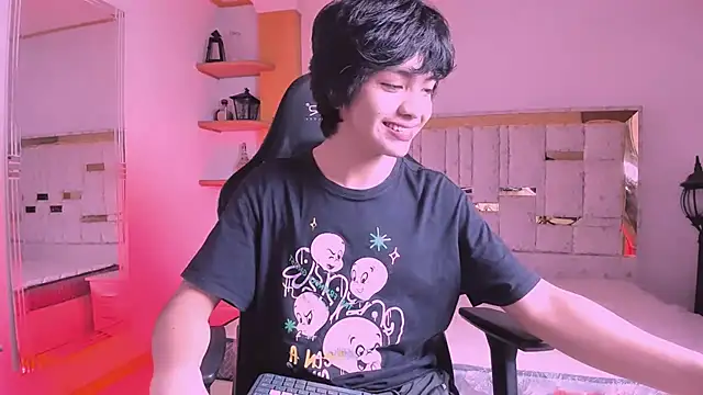 AllanYong18 online show from February 28, 2025, 5:04 am