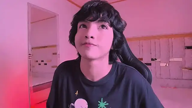 AllanYong18 online show from March 15, 2025, 10:24 am