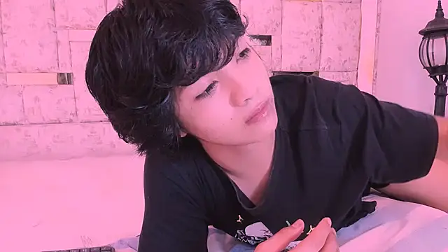 AllanYong18 online show from March 20, 2025, 5:02 am