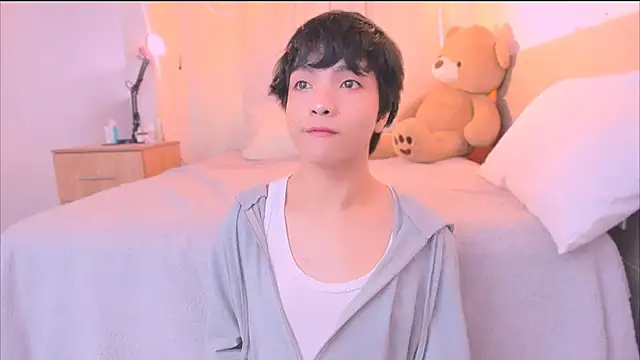 AllanYong18 online show from October 28, 2025, 12:52 pm