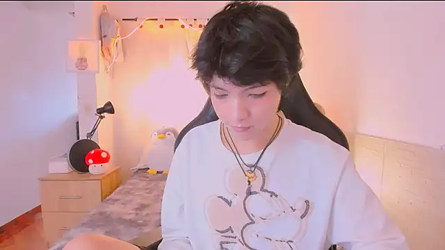 AllanYong18 online show from April 10, 2026, 1:27 pm