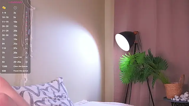 Snapshot of LinnHigh chatting on October 24, 2025, 4:36 pm LinnHigh online show from October 24, 2025, 4:36 pm