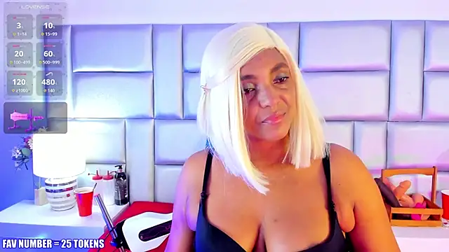 LovelyNickii online show from November 5, 2025, 12:49 pm