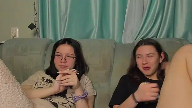 honey love honeyy online show from January 17, 2025, 8:44 pm