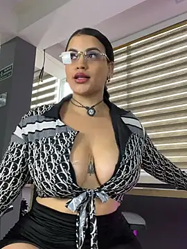 AlynAllen online show from April 19, 2026, 6:43 pm