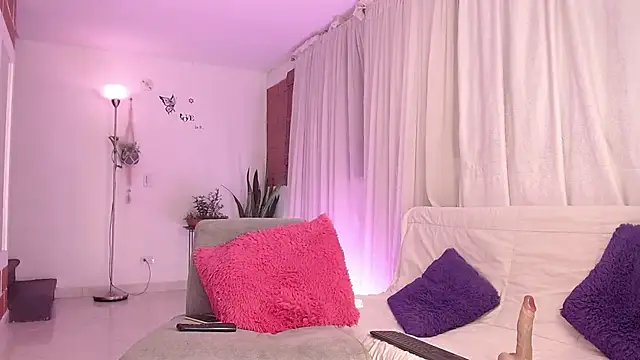 Snapshot of Katalina_Rosee chatting on January 26, 2025, 5:45 am Katalina Rosee online show from January 26, 2025, 5:45 am