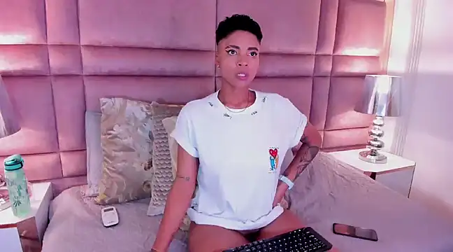 Snapshot of LuciaWallace chatting on February 15, 2025, 10:33 am LuciaWallace online show from February 15, 2025, 10:33 am