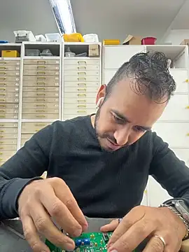 leonardohot1987 online show from December 4, 2025, 7:22 pm