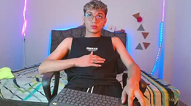 Snapshot of andrew_willyams chatting on March 2, 2025, 2:43 pm andrew willyams online show from March 2, 2025, 2:43 pm