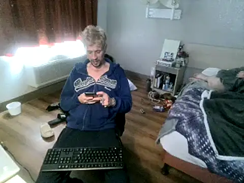 Snapshot of AQuickPhyx chatting on February 20, 2025, 4:36 pm AQuickPhyx online show from February 20, 2025, 4:36 pm