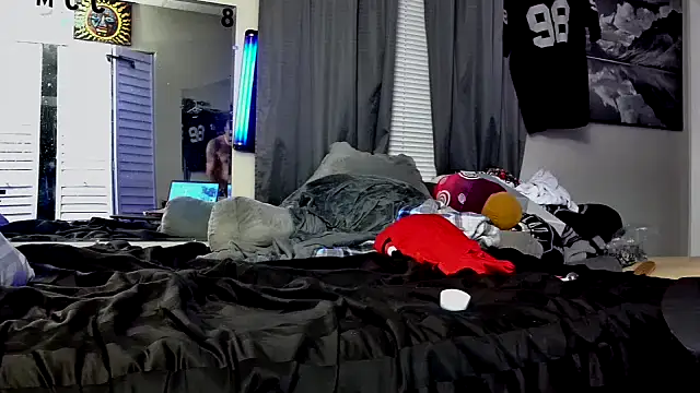 Snapshot of 1badfucka chatting on February 17, 2025, 12:10 am 1badfucka online show from February 17, 2025, 12:10 am