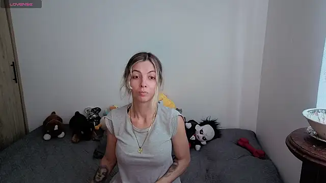 Princezzlove3 online show from February 9, 2026, 1:04 pm