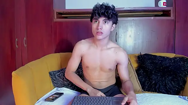 ZaneeCross online show from January 12, 2025, 1:58 pm