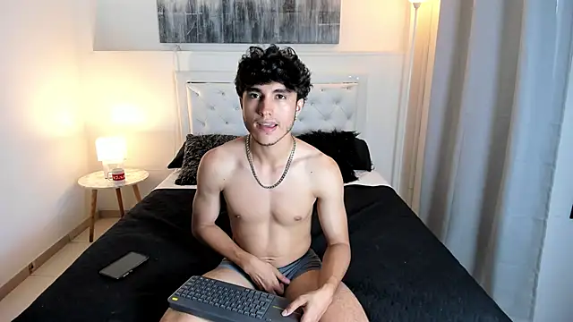 ZaneeCross online show from February 17, 2025, 7:42 pm