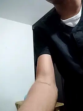 Snapshot of Latinos_2001 chatting on January 17, 2025, 10:23 pm Latinos 2001 online show from January 17, 2025, 10:23 pm