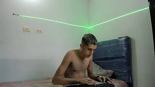 Snapshot of Latinos_2001 chatting on February 19, 2025, 10:20 pm Latinos 2001 online show from February 19, 2025, 10:20 pm