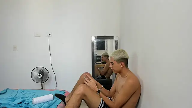 Snapshot of Latinos_2001 chatting on March 22, 2025, 6:14 pm Latinos 2001 online show from March 22, 2025, 6:14 pm