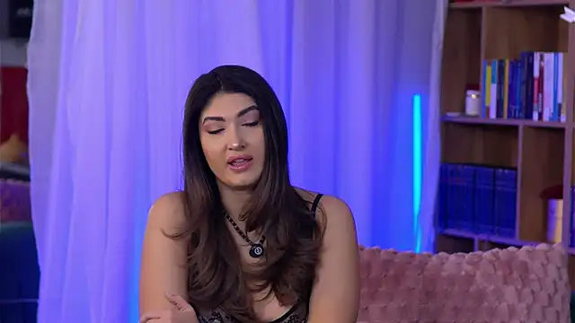 Snapshot of SarahPeach8 chatting on January 11, 2026, 6:18 am SarahPeach8 online show from January 11, 2026, 6:18 am