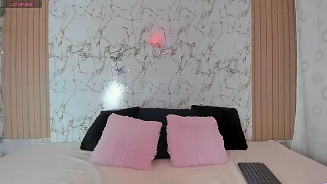 Christal Golden online show from December 3, 2025, 8:40 pm