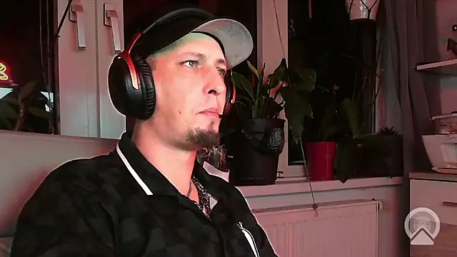 Snapshot of Skullkeeper1984 chatting on October 15, 2025, 10:32 pm Skullkeeper1984 online show from October 15, 2025, 10:32 pm