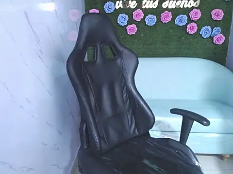 Snapshot of ravenvancleef chatting on August 3, 2026, 2:54 pm ravenvancleef online show from August 3, 2026, 2:54 pm