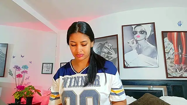 loretahorny online show from March 24, 2026, 12:43 pm