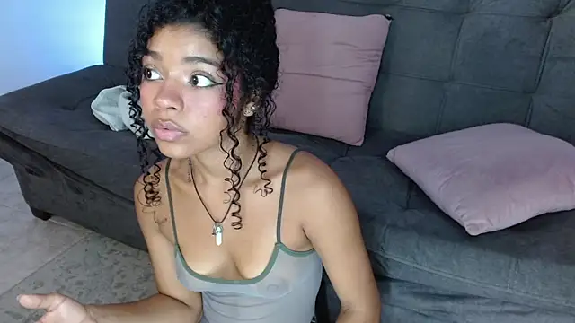 Snapshot of lucie_petite chatting on March 22, 2025, 9:31 pm lucie petite online show from March 22, 2025, 9:31 pm