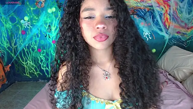 Snapshot of lucie_petite chatting on October 21, 2025, 11:05 pm lucie petite online show from October 21, 2025, 11:05 pm