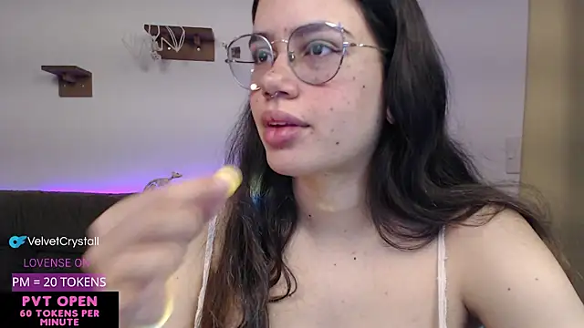 crystalll room online show from October 3, 2025, 5:59 am