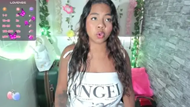 naty jhonsom  online show from December 4, 2025, 9:12 pm