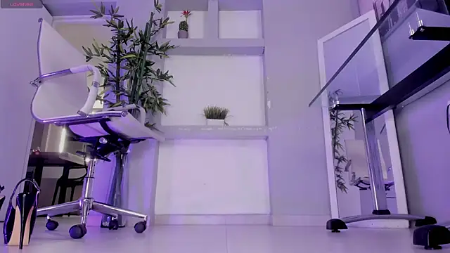 hannah howeell   online show from September 16, 2025, 10:05 am