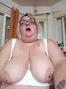 diosacurvy1984 online show from May 28, 2026, 7:27 am