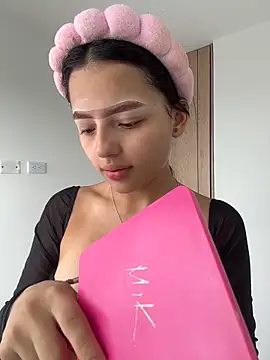 Snapshot of Sofia18_pinkk chatting on February 10, 2026, 8:02 pm Sofia18 pinkk online show from February 10, 2026, 8:02 pm