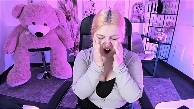 DiaAngell online show from November 30, 2025, 6:12 pm