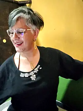 ilonna2025 online show from April 17, 2026, 10:57 pm