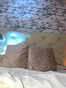 Lili  taylor online show from December 16, 2025, 1:54 am