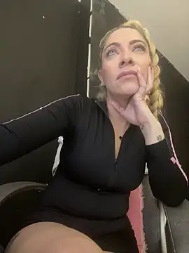 viktoria davis  online show from February 13, 2026, 11:34 pm