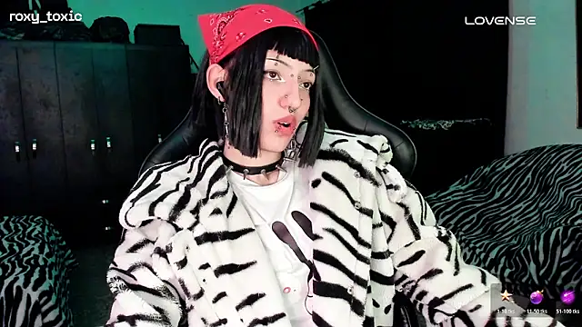Snapshot of roxy_toxic chatting on November 8, 2025, 3:29 am roxy toxic online show from November 8, 2025, 3:29 am