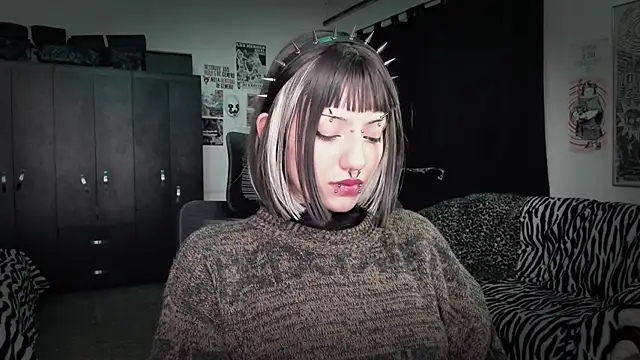 Snapshot of roxy_toxic chatting on June 10, 2026, 12:33 am roxy toxic online show from June 10, 2026, 12:33 am