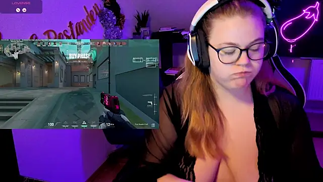 Snapshot of EveBaker04 chatting on October 19, 2025, 1:12 pm EveBaker04 online show from October 19, 2025, 1:12 pm