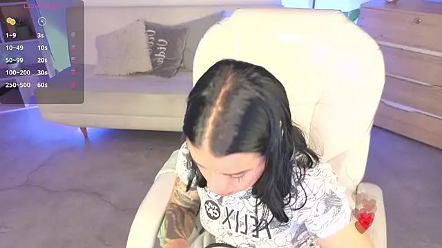 Nicole Foxx  online show from February 21, 2026, 8:32 pm