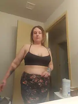 Snapshot of TattedMamaXOXO chatting on February 3, 2025, 3:49 pm TattedMamaXOXO online show from February 3, 2025, 3:49 pm